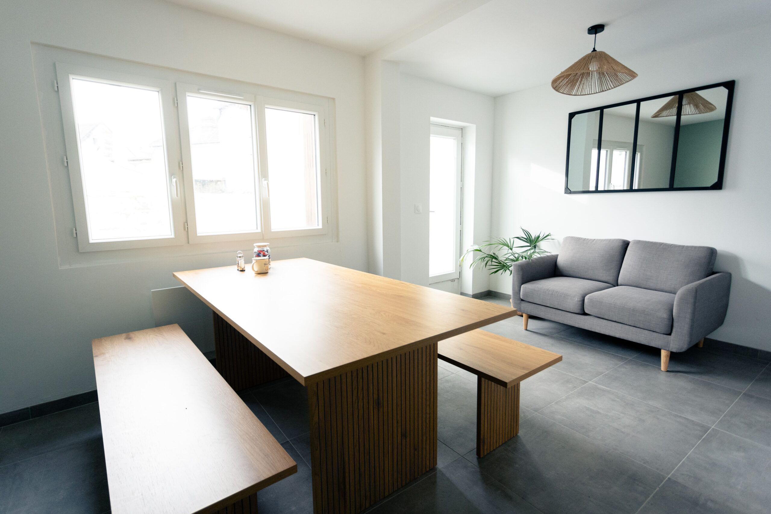 Espace détente du Redfox Coworking à Orry-la-Ville, table en bois et coin salon lumineux