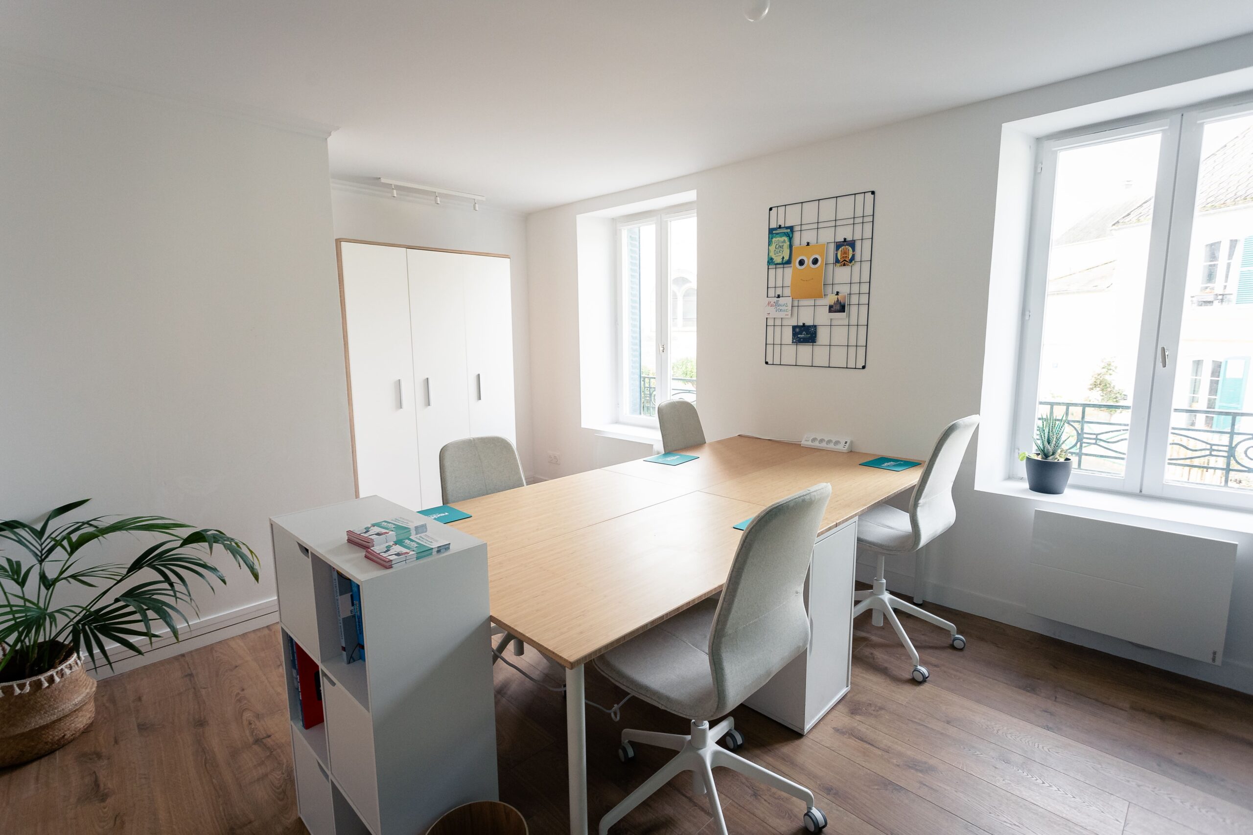 Open space du Redfox Coworking à Orry-la-Ville, bureaux partagés lumineux dans l’Oise