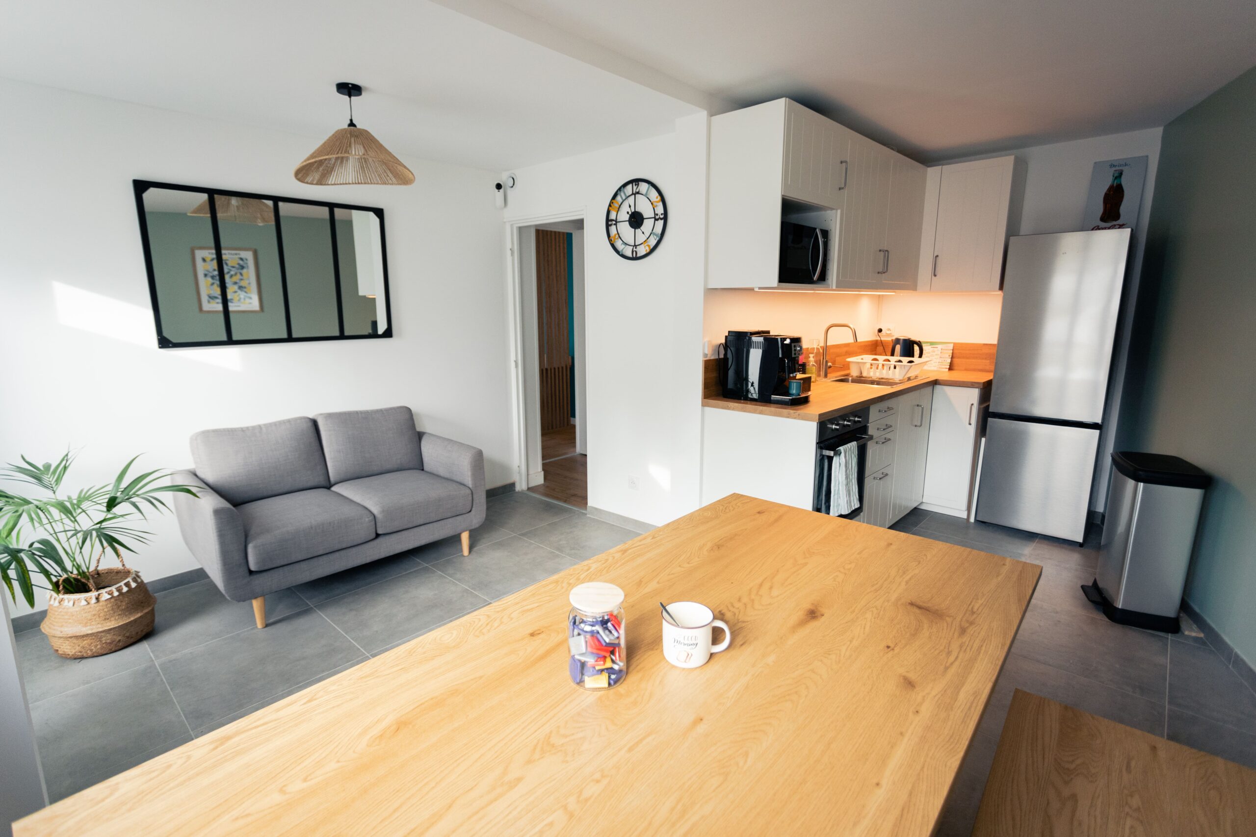 Cuisine équipée et coin détente du Redfox Coworking à Orry-la-Ville, espace convivial près de Chantilly
