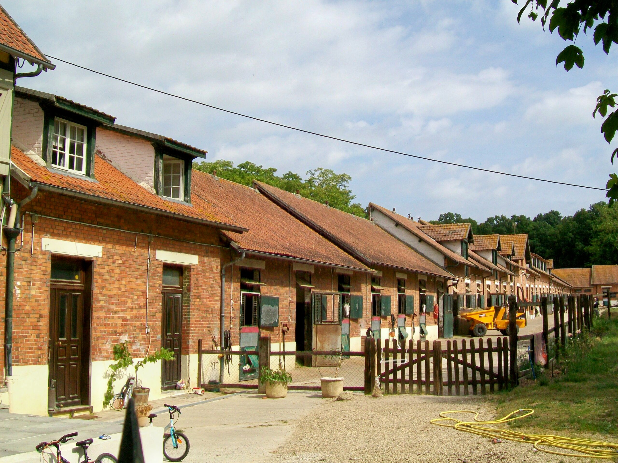 Ecurie Larmorlaye proche de Redfox Coworking orry la ville