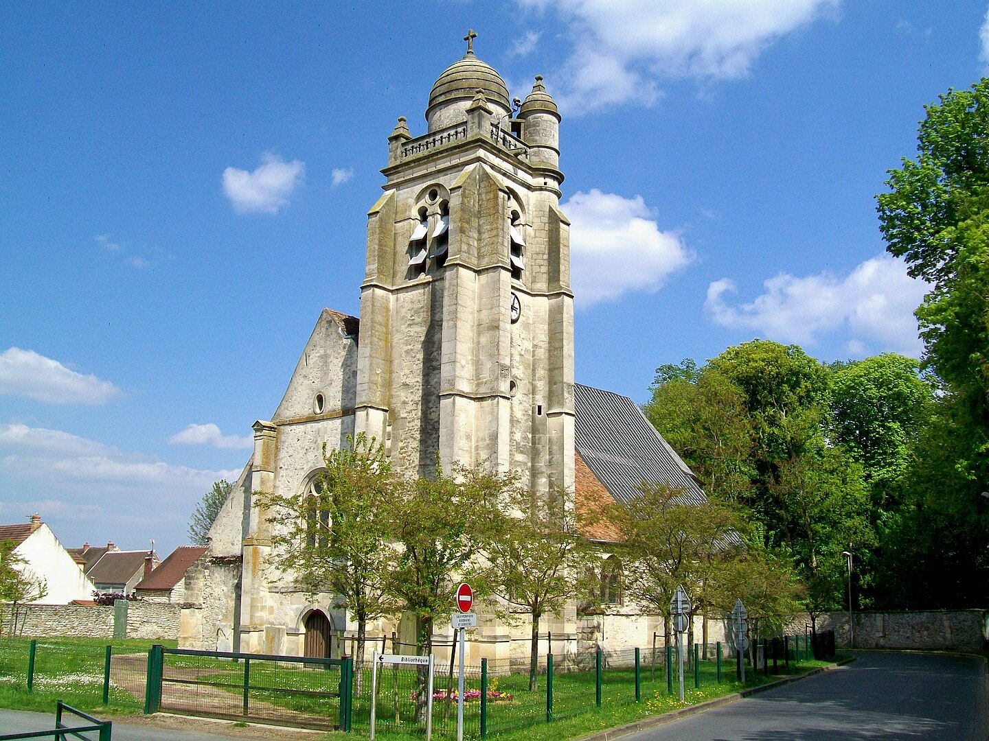 Église La-Chapelle-en-Serval, proche de Redfox Coworking orry la ville